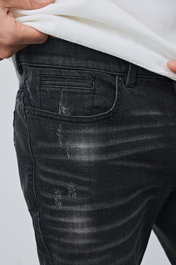 Черные джинсы с потертостями