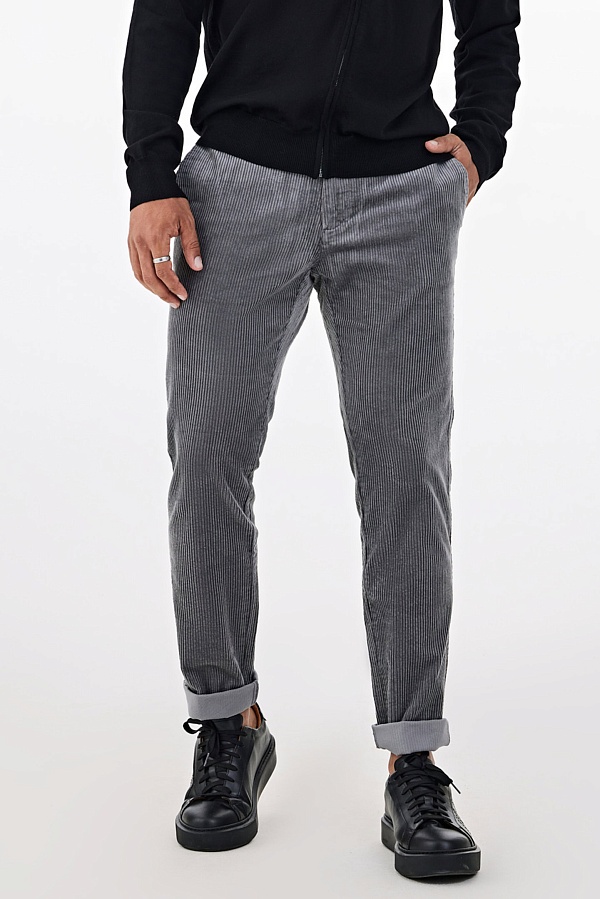 Серые вельветовые брюки чинос