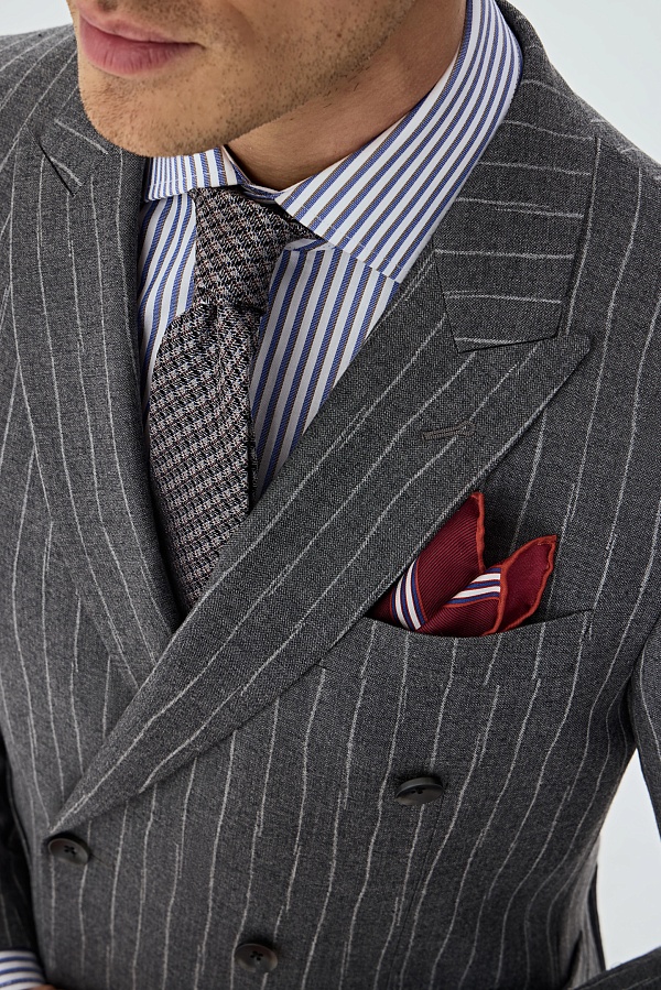 Серый двубортный костюм в меловую клетку