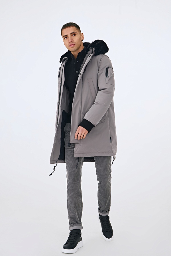 Светло-серая пуховая парка с мехом
