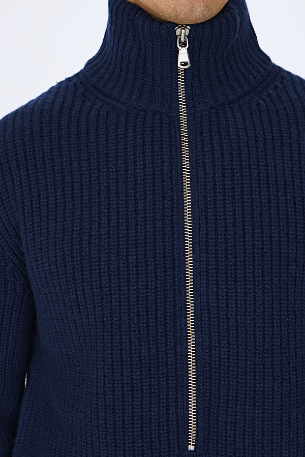Синий свитер с высоким горлом на молнии