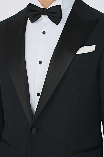 Черный костюм-смокинг с широкими лацканами