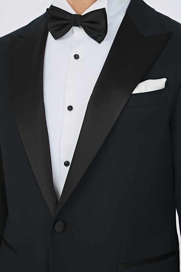Черный костюм-смокинг с широкими лацканами