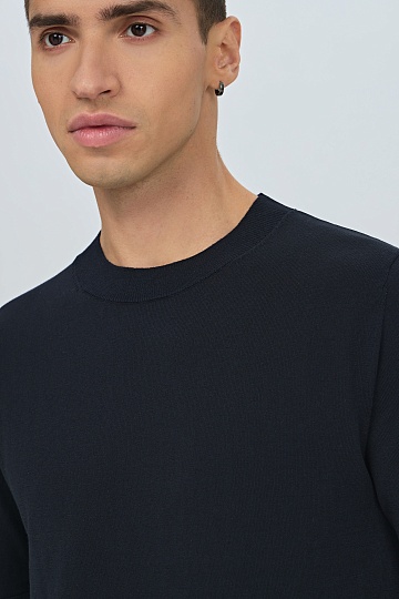 Темно-синяя трикотажная футболка