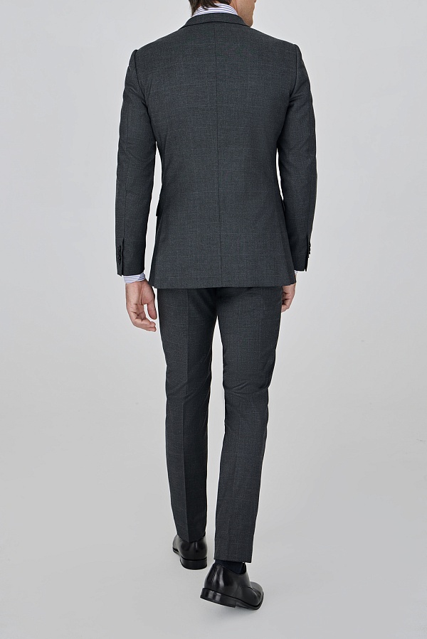 Серый костюм в клетку