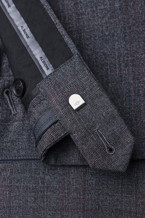 Серые брюки в клетку