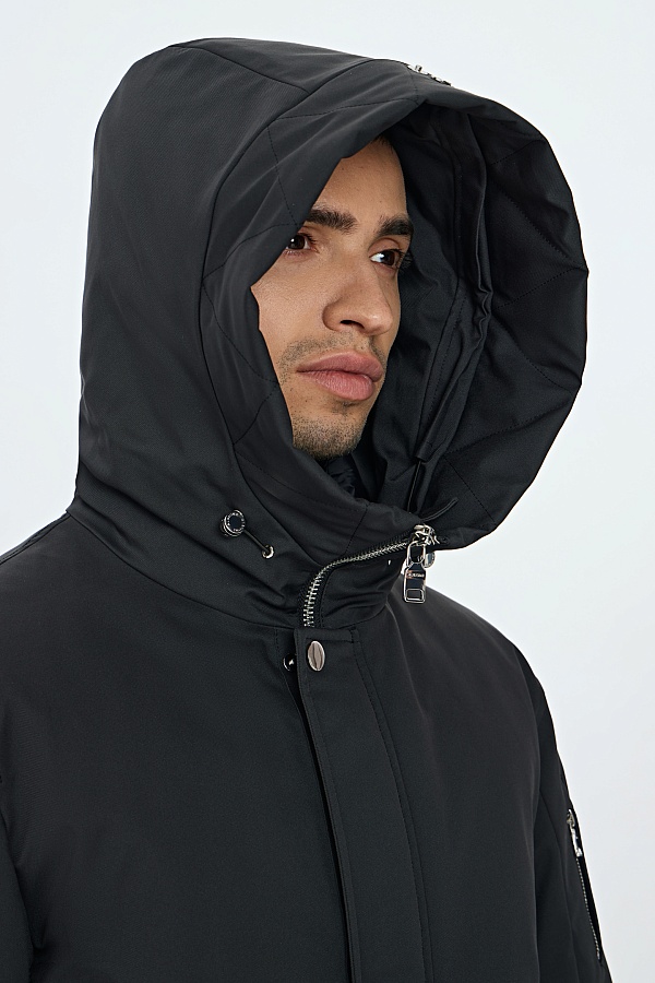 Черная пуховая куртка с капюшоном