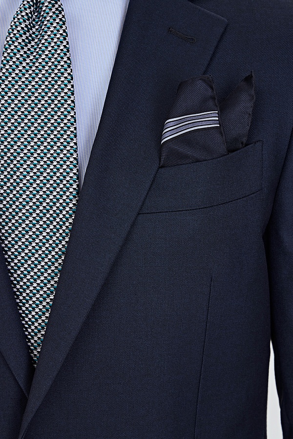 Однотонный темно-синий костюм