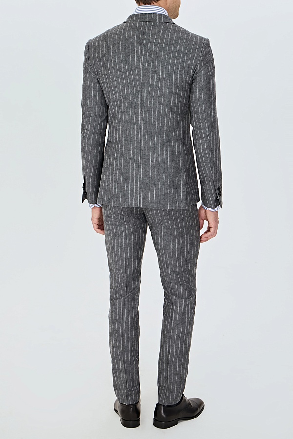 Серый двубортный костюм в меловую клетку
