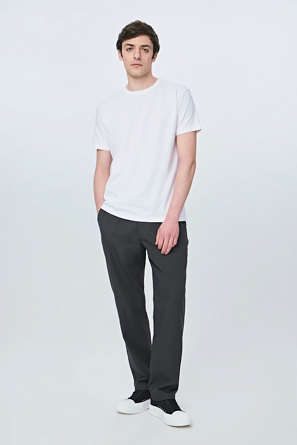 Однотонная белая футболка