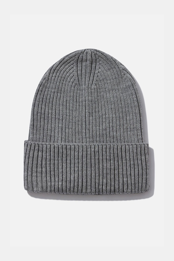 Светло-серая шапка с отворотом