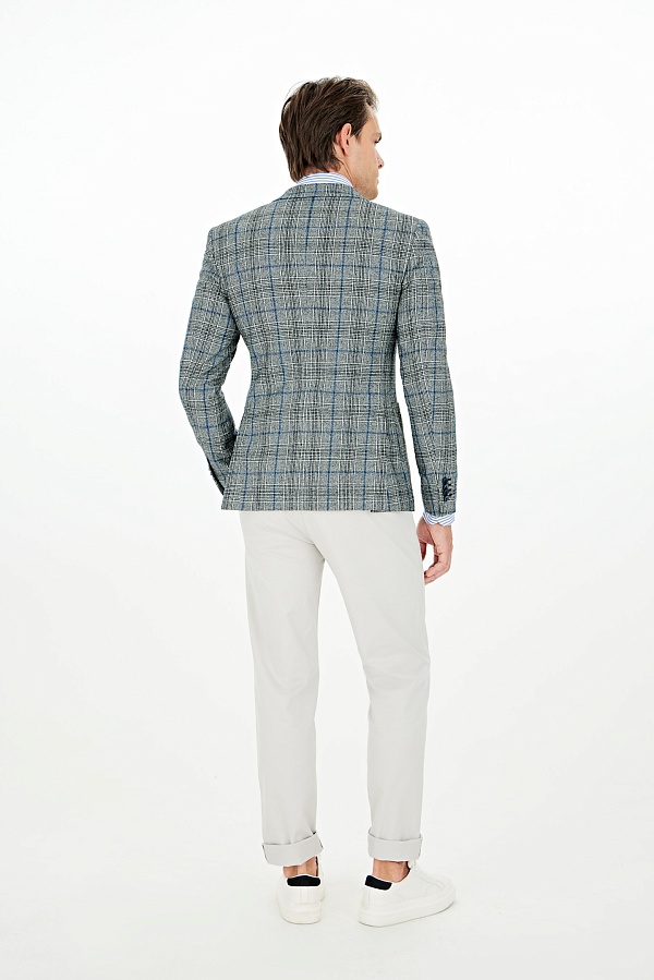 Серый пиджак в черную, белую и голубую клетку