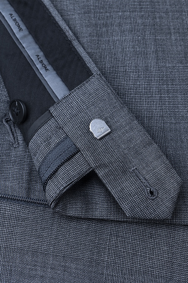 Серые брюки в мелкую клетку