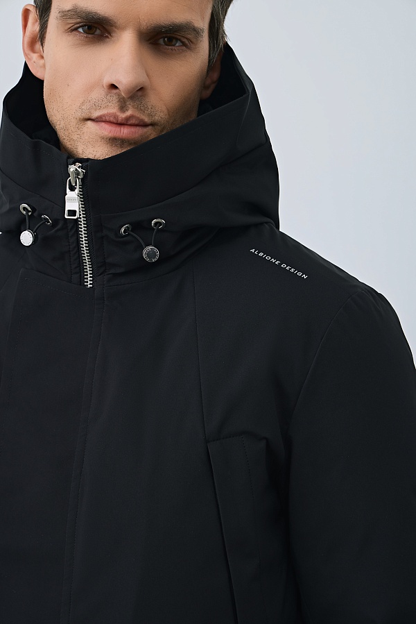Черная куртка с капюшоном