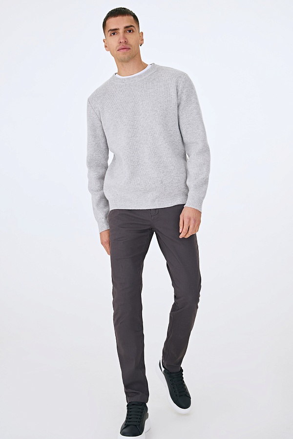 Светло-серый джемпер с рваным эффектом