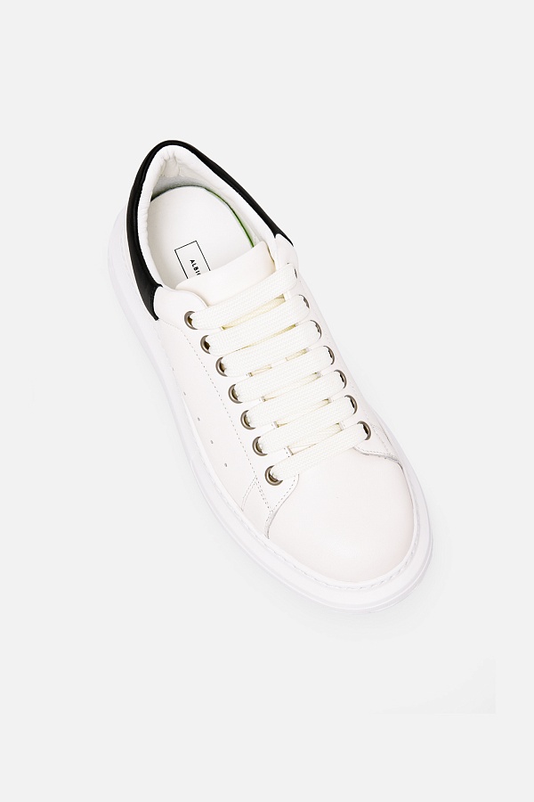 Белые кожаные сникеры с черной вставкой