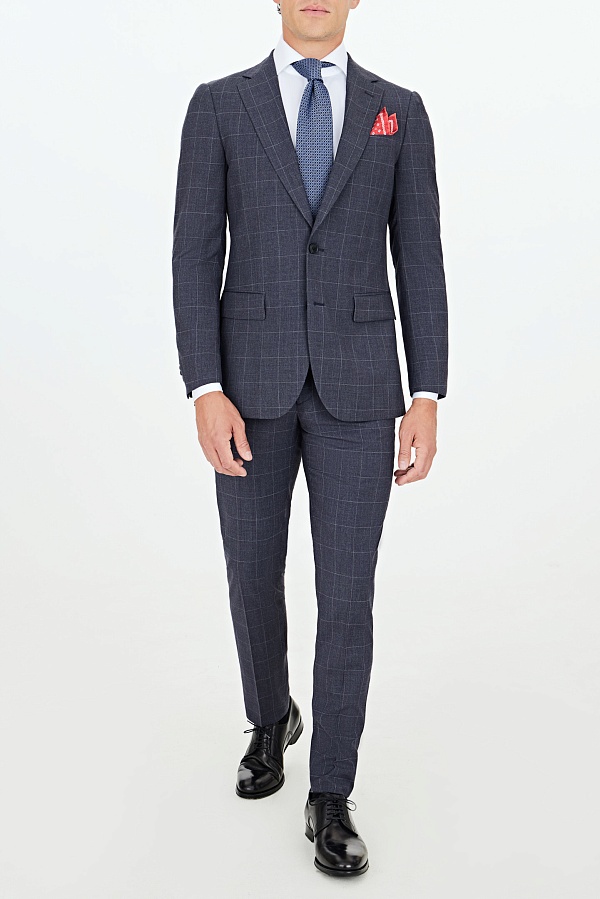 Темно-синий костюм в серую клетку