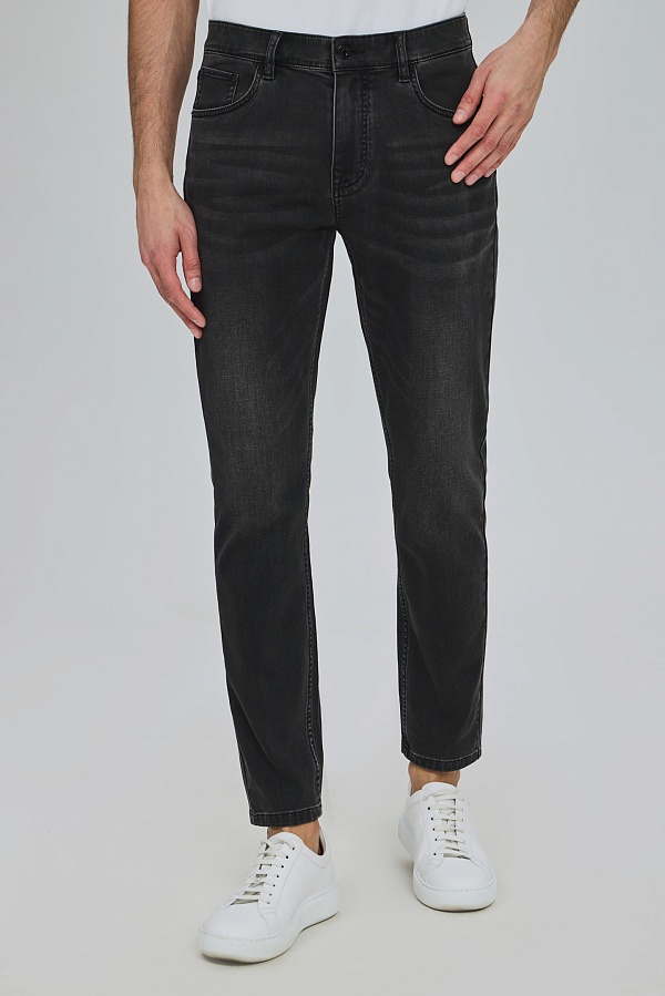 Темно-серые джинсы с потертостями