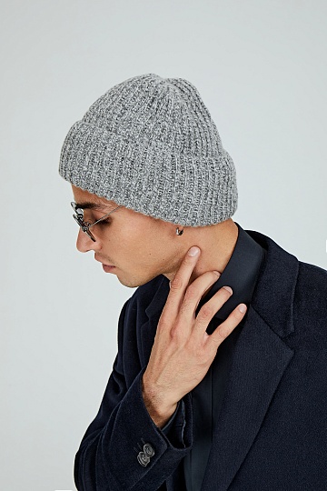 Серая шапка с меланжевым эффектом