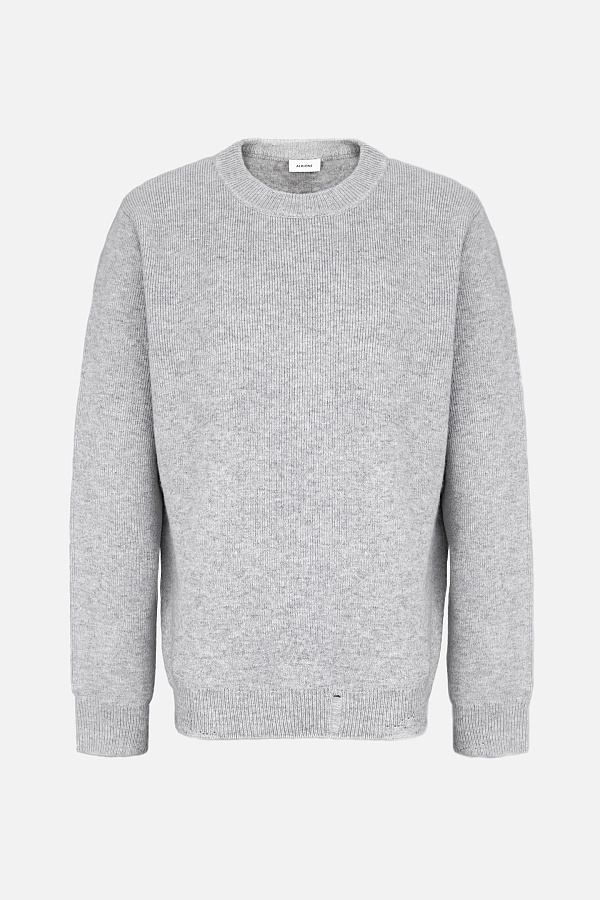 Светло-серый джемпер с рваным эффектом