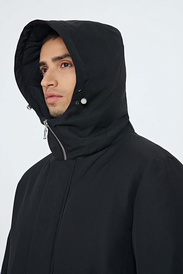 Черная пуховая куртка с капюшоном