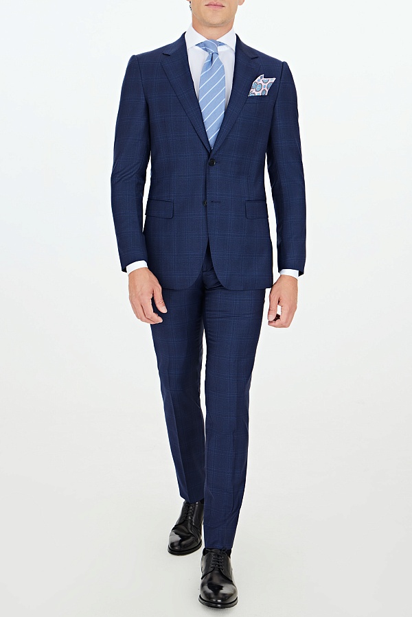 Темно-синий костюм в крупную клетку