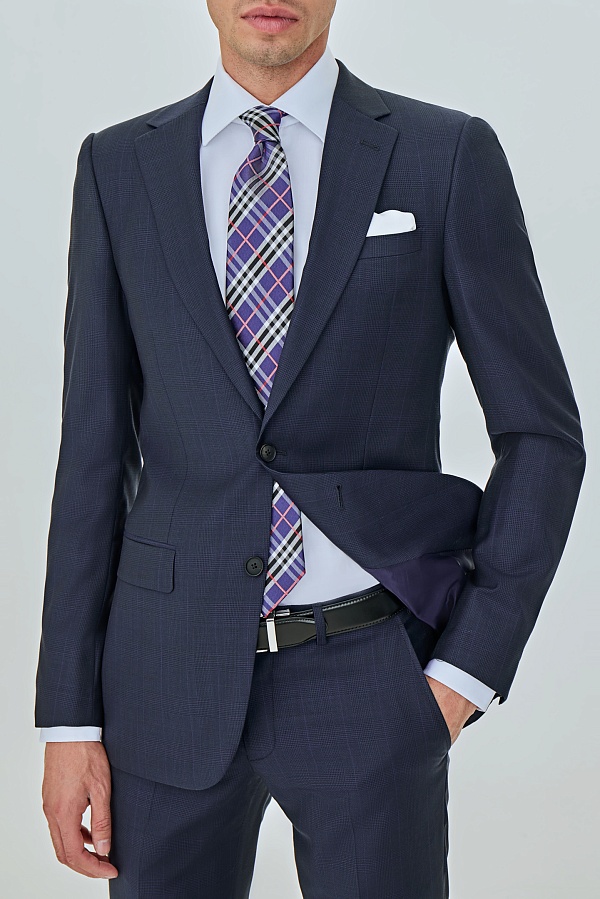 Синий костюм в тонкую синюю клетку