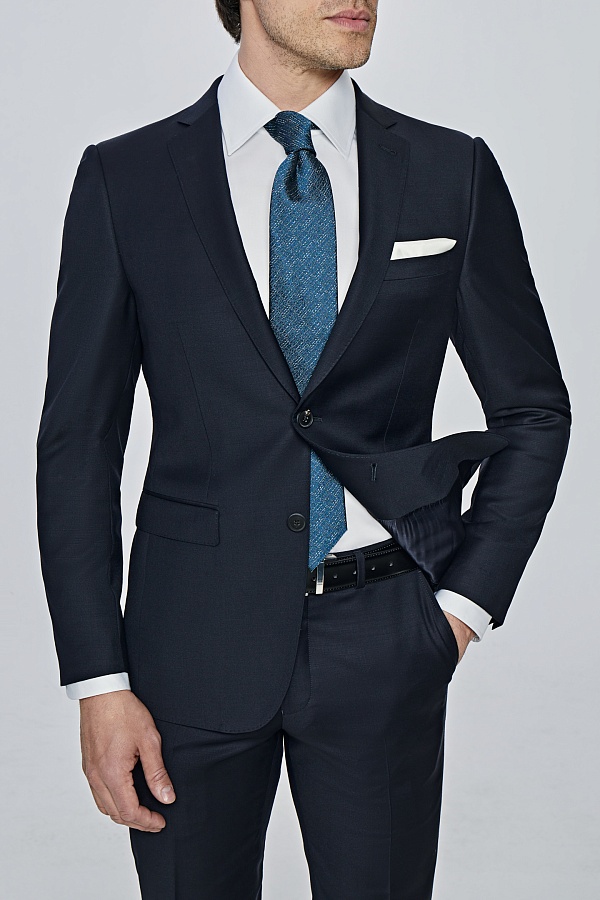 Черный однотонный костюм