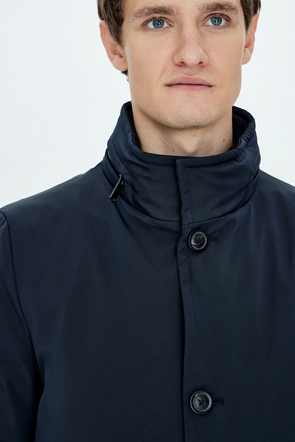 Темно-синяя пуховая куртка с воротником-стойкой