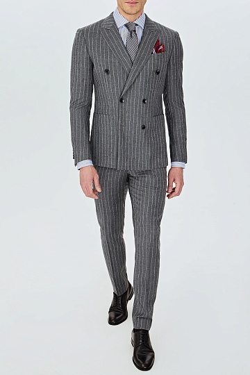 Серый двубортный костюм в меловую клетку