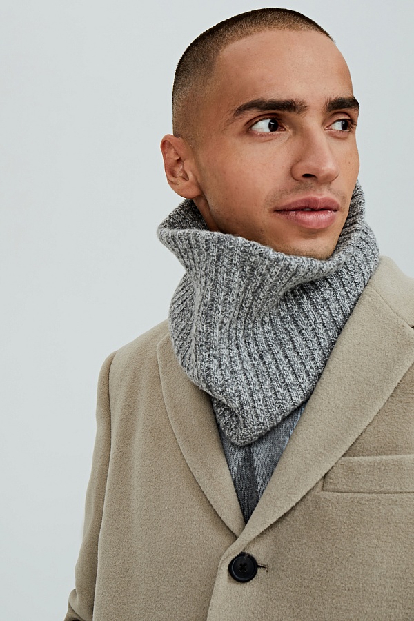 Светло-серый снуд