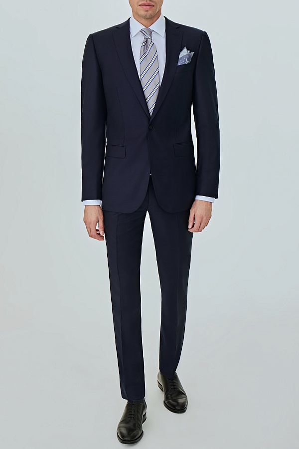 Темно-синий костюм на одной пуговице