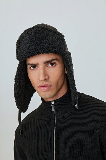 Черная шапка-ушанка