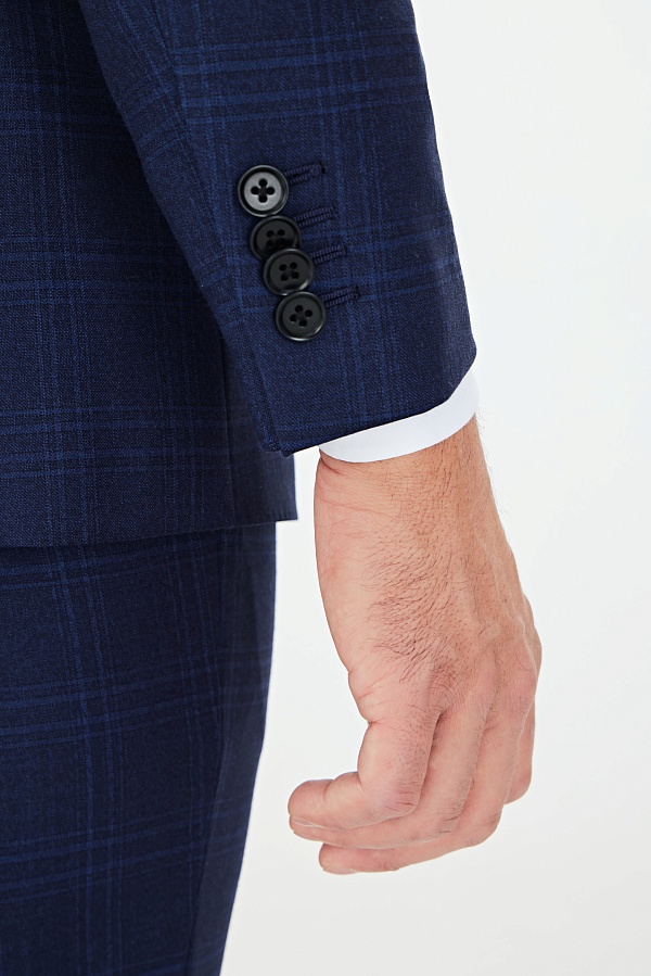 Темно-синий костюм в крупную клетку
