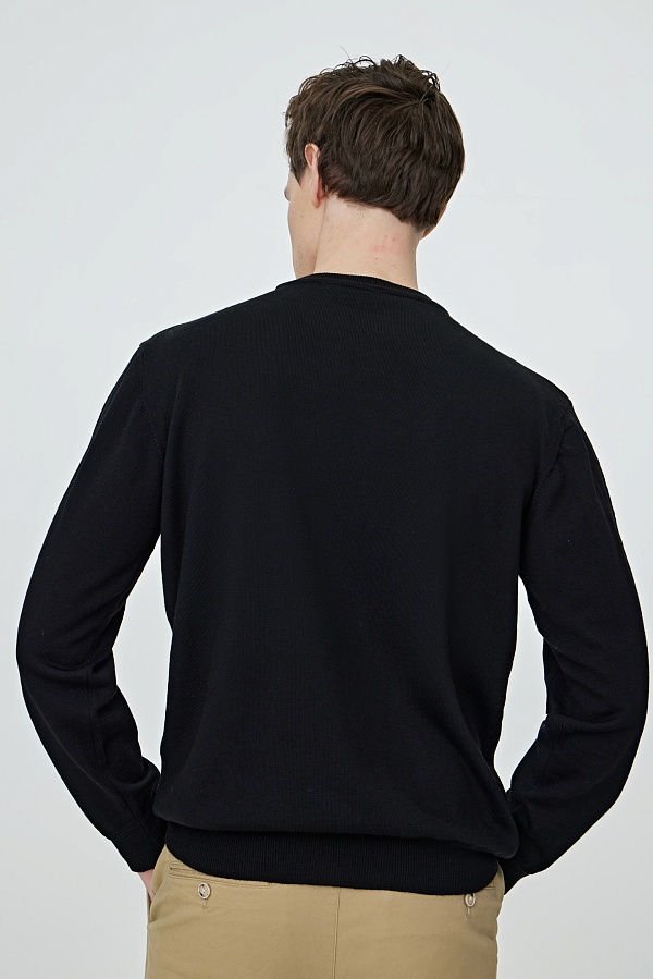 Джемпер черного цвета