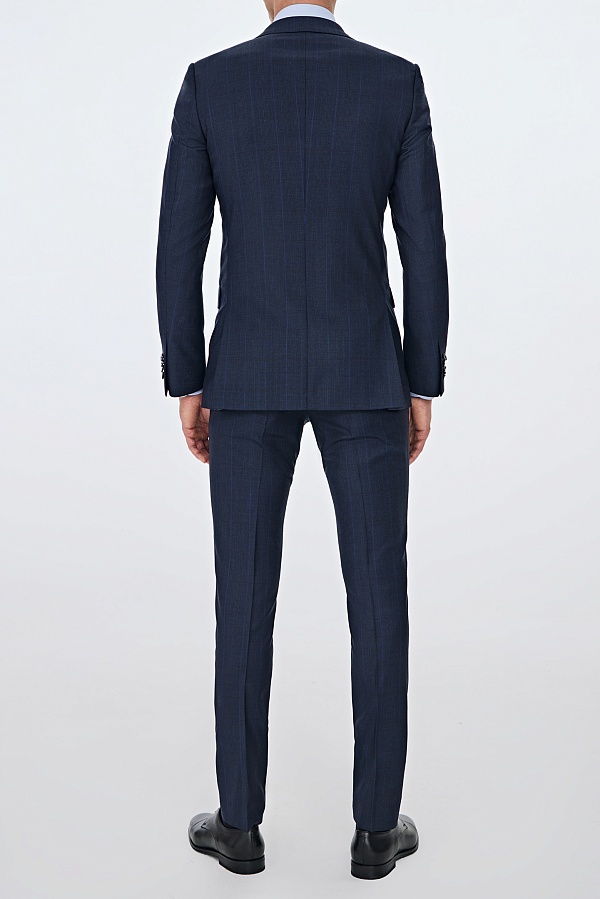 Темно-синий костюм в клетку