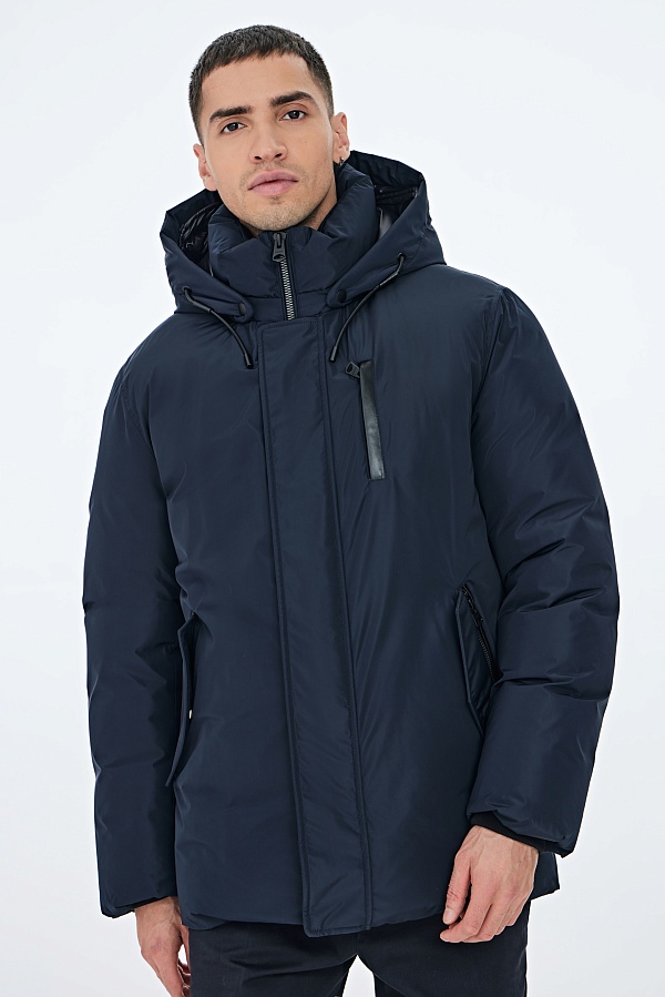 Темно-синий пуховик с капюшоном