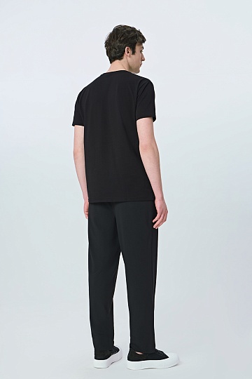 Однотонная футболка черного цвета