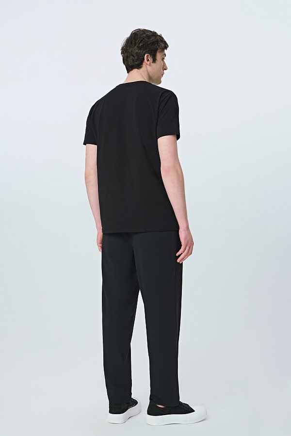 Однотонная футболка черного цвета