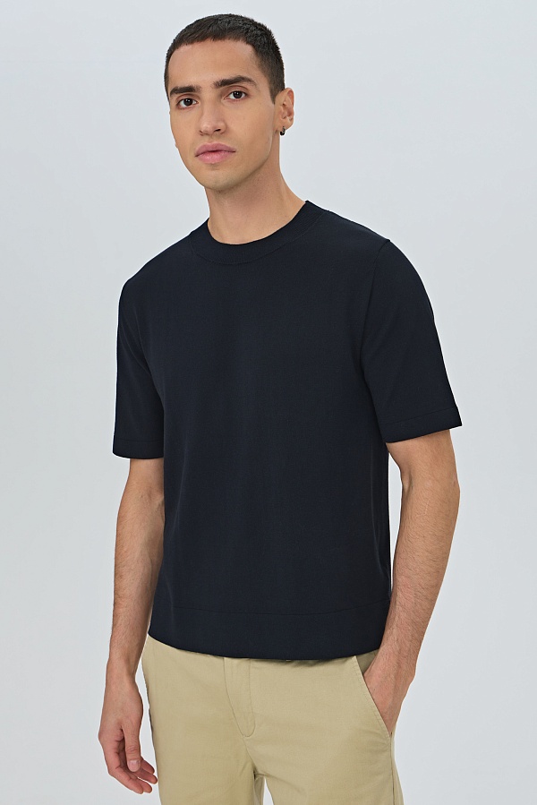 Темно-синяя трикотажная футболка