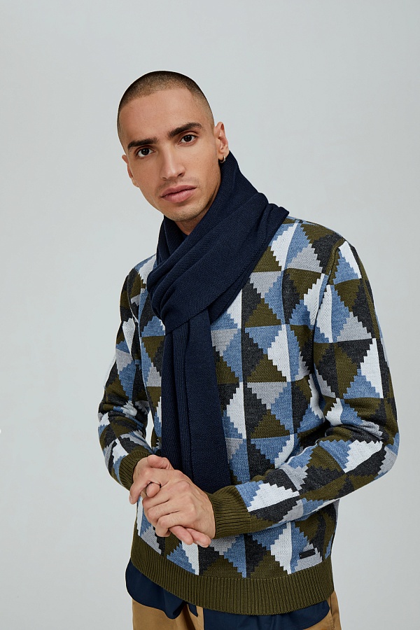 Темно-синий шарф гладкой вязки