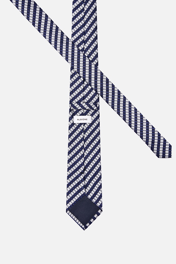 Черный галстук в серую полоску