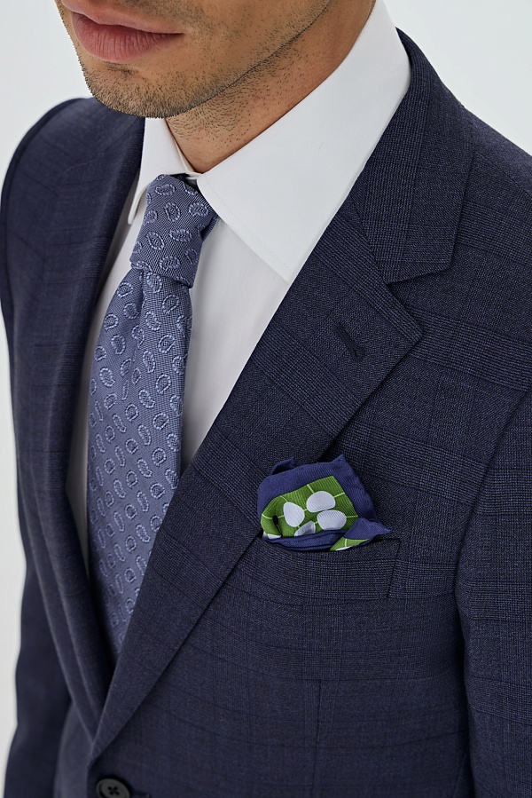 Костюм в темно-синюю клетку