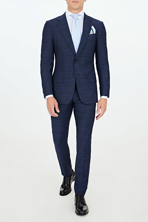 Темно-синий костюм в черную горизонтальную полоску