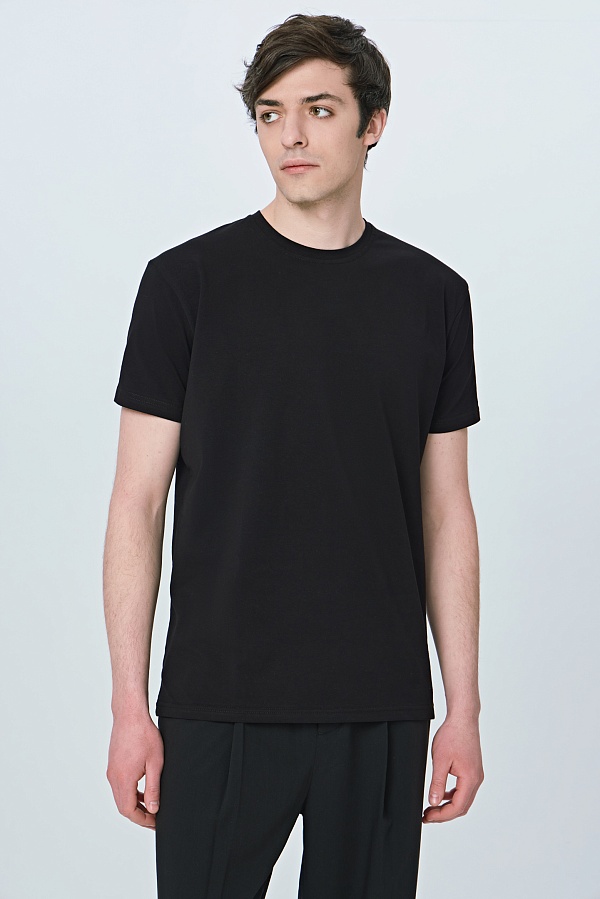 Однотонная футболка черного цвета