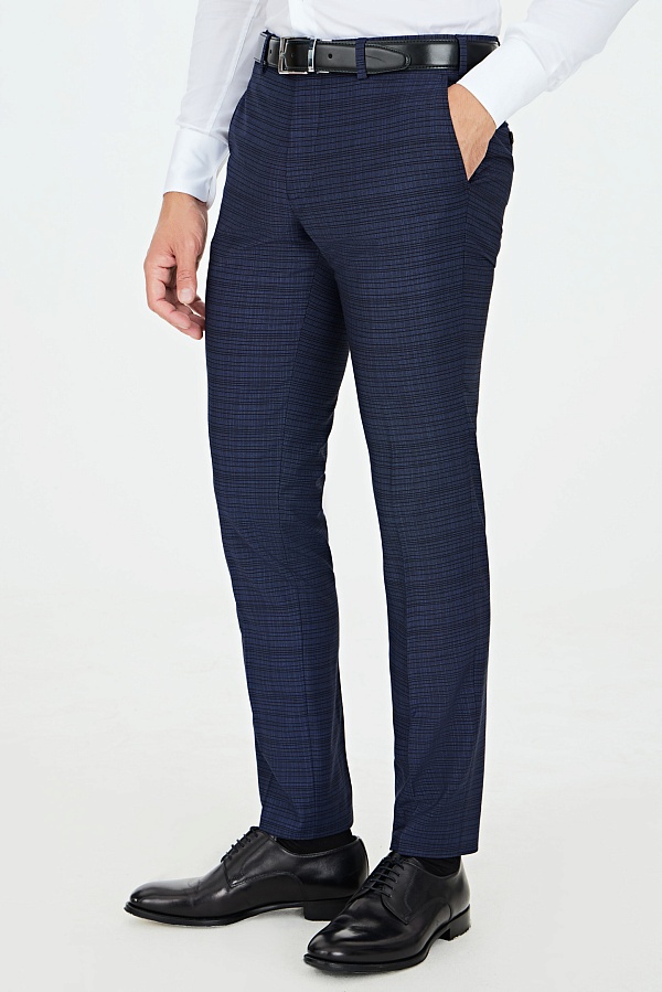 Темно-синие брюки в черную горизонтальную полоску
