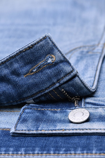 Джинсы синего цвета