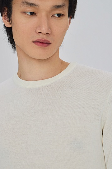 Легкий белый джемпер