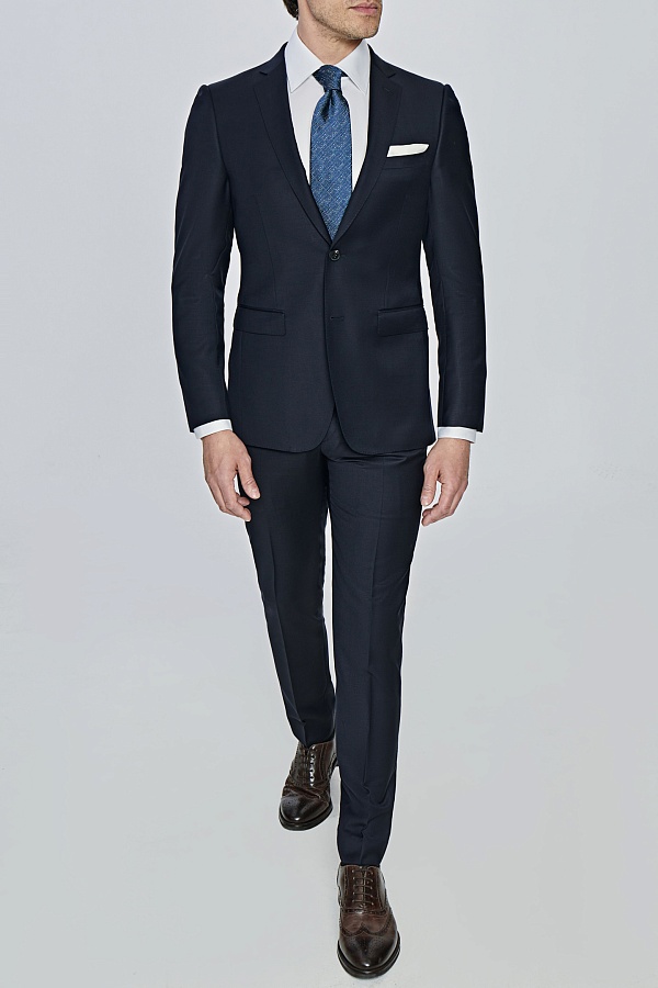 Черный однотонный костюм