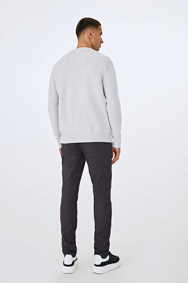 Светло-серый джемпер с декоративными швами